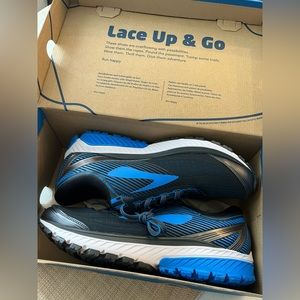 Men’s Brook Ghost 10 Running Sneaker in Blue. Size 12 Width 2E Wide.